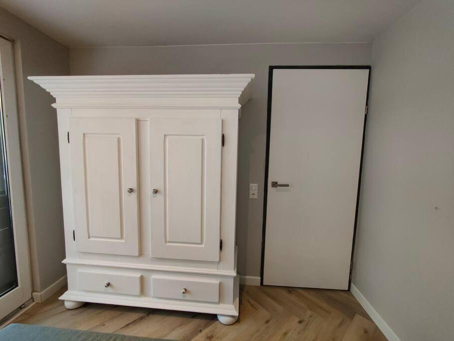 Kindvriendelijke Bungalow In Het Bos Bij Zwemmeer. Vilsteren Bagian luar foto