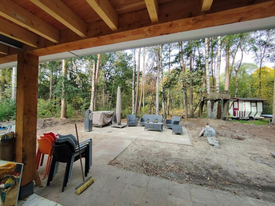 Kindvriendelijke Bungalow In Het Bos Bij Zwemmeer. Vilsteren Bagian luar foto