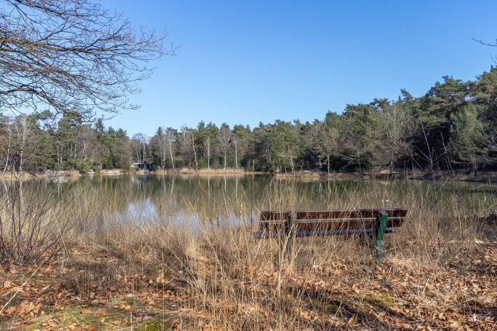 Kindvriendelijke Bungalow In Het Bos Bij Zwemmeer. Vilsteren Bagian luar foto