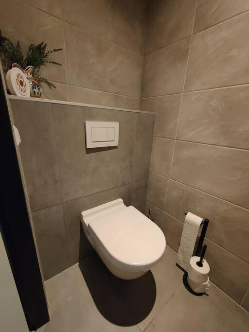 Kindvriendelijke Bungalow In Het Bos Bij Zwemmeer. Vilsteren Bagian luar foto
