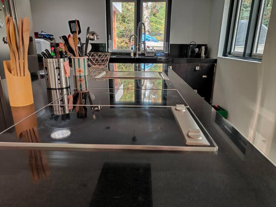 Kindvriendelijke Bungalow In Het Bos Bij Zwemmeer. Vilsteren Bagian luar foto