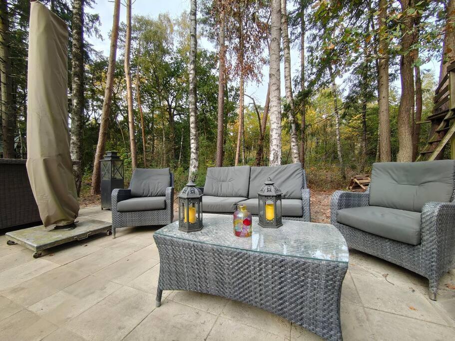 Kindvriendelijke Bungalow In Het Bos Bij Zwemmeer. Vilsteren Bagian luar foto