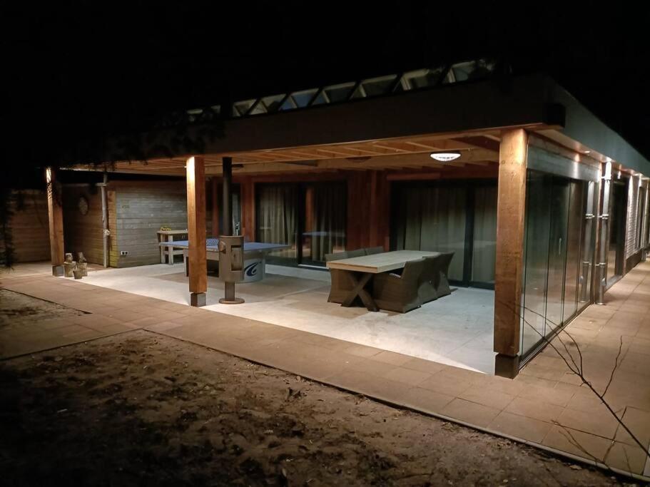 Kindvriendelijke Bungalow In Het Bos Bij Zwemmeer. Vilsteren Bagian luar foto